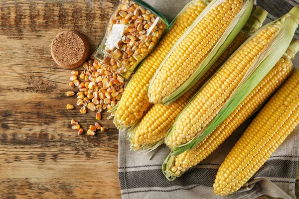Состав со свежей кукурузой — стоковое фото
