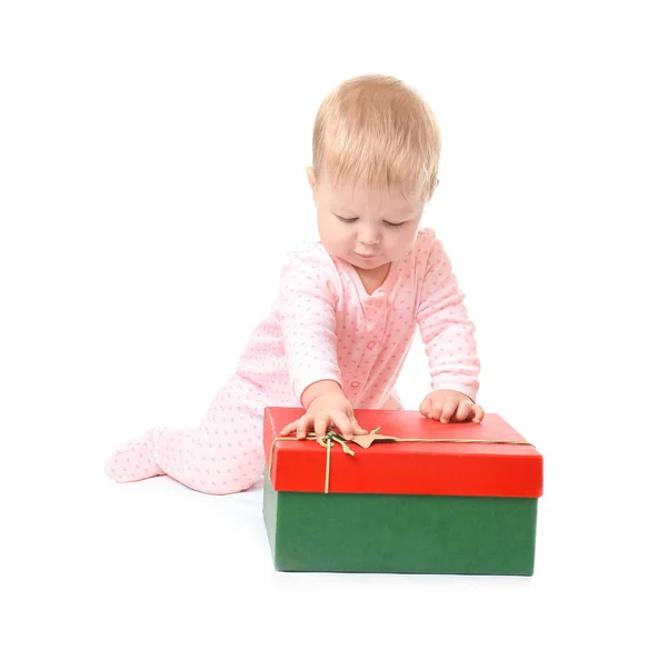 Bebê adorável com caixa de presente de Natal no fundo branco — Fotografia de Stock