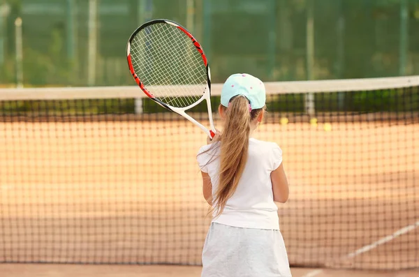 Menina Bonito Jogar Tênis Quadra — Fotografia de Stock