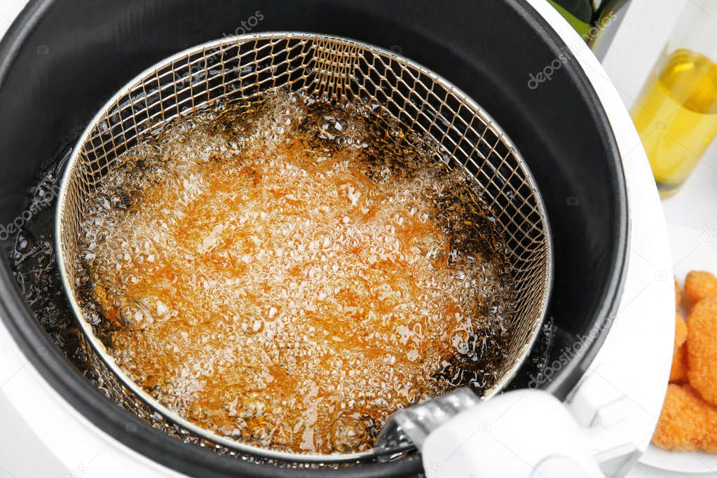 Deep fryer with boiling oil