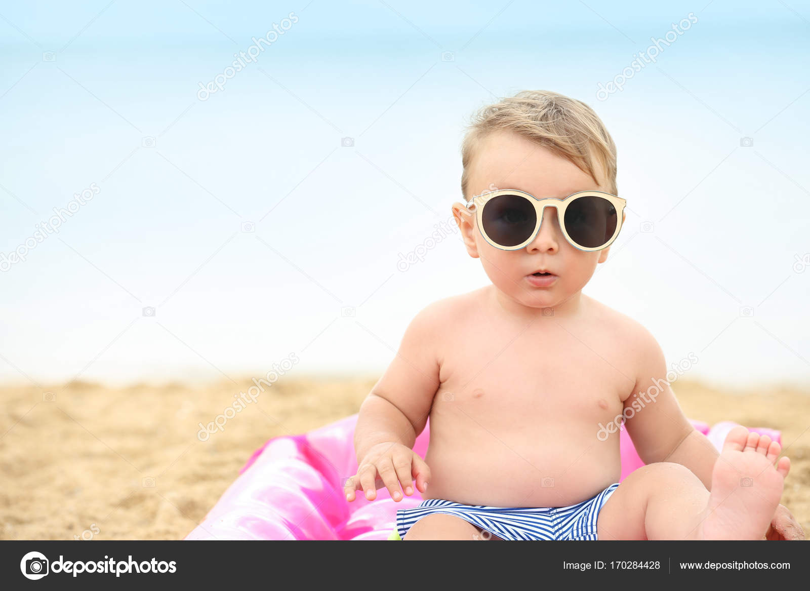 Bebe Garcon Mignon Assis Sur Un Matelas Gonflable A La Plage Image Libre De Droit Par Belchonock C