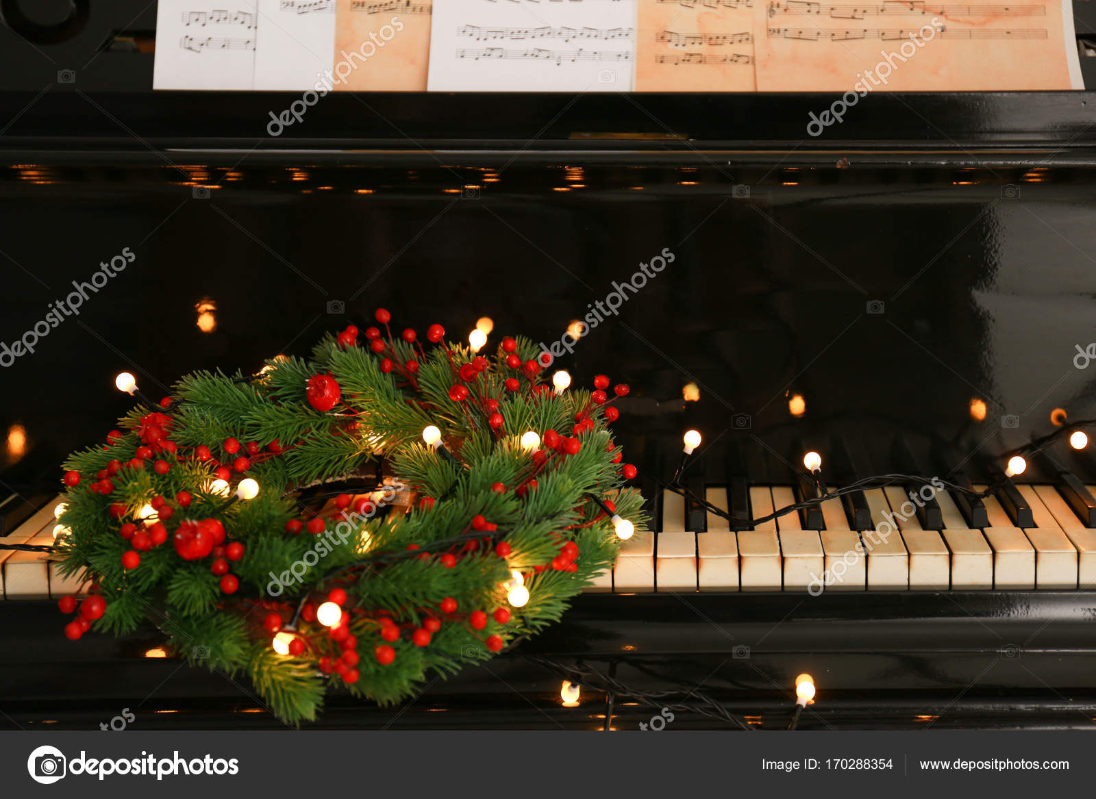 Piano klavier met kerst krans en verlichting — Stockfoto ... Piano klavier met kerst krans en verlichting — Stockfoto ...