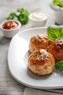 Masada lezzetli köfte ile plaka