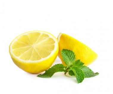 Beyaz zemin üzerinde taze limon ve nane