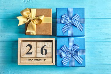 Takvim Tarih ve hediye kutuları renk arka plan üzerinde. Noel kavramı