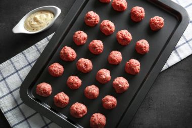 Çiğ köfte ile fırın tepsisi 