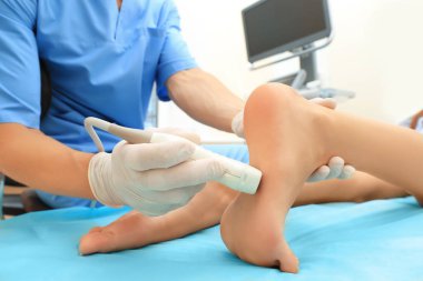 Doktor iletken ultrason muayenesi