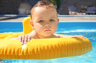 Şirin küçük çocuk.