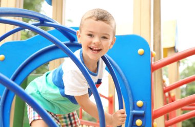 Şirin küçük çocuk. 