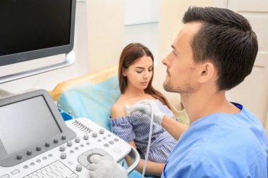 Hastanın omuz iletken ultrason muayenesi kliniğinde doktor