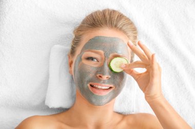 Yüz maskeli genç bir kadın. 