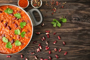 Lezzetli chili con carne ile tencere 