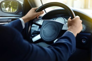 Koltuk, closeup sürüş takım elbiseli adam