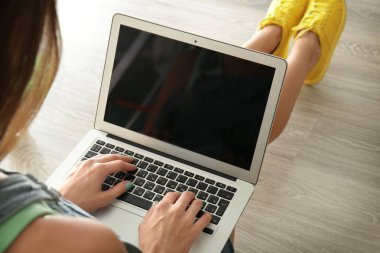 Dizüstü bilgisayar ile genç blogger