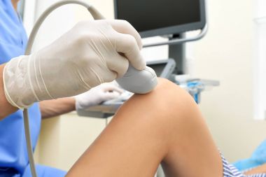 Doktor iletken ultrason muayenesi