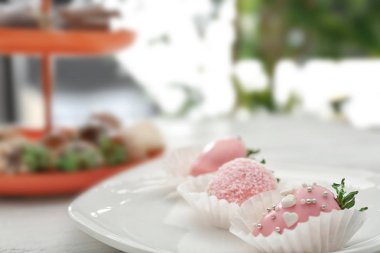 Plaka lezzetli sırlı çilek ile 