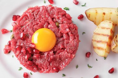 Yumurta sarısı ile lezzetli biftek tartar