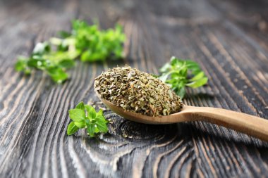 Kaşık ile aromatik kurutulmuş kekik