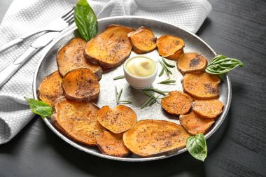 Tabak pişmiş tatlı patates ile 