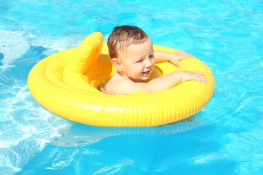 Şirin küçük çocuk.