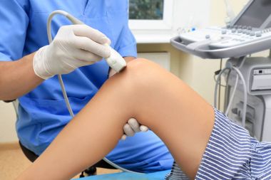 Doktor iletken ultrason muayenesi