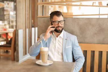 yakışıklı başarılı iş adamı