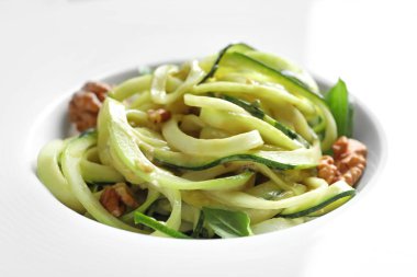 Çiğ sebze spagetti yiyen Kadın 