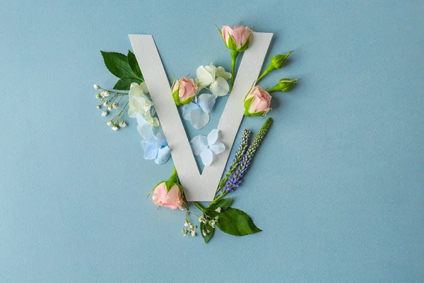 组成与字母 V 和美丽的花朵 — 图库照片
