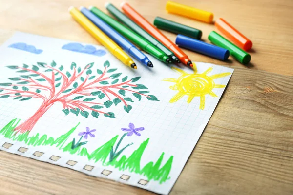 Ahşap masa, closeup ağacının çocuğun çizim — Stok fotoğraf