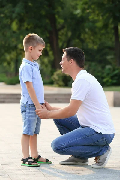 Roztomilý chlapec s otcem v parku — Stock fotografie