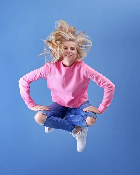 Saltando adolescente chica — Foto de Stock