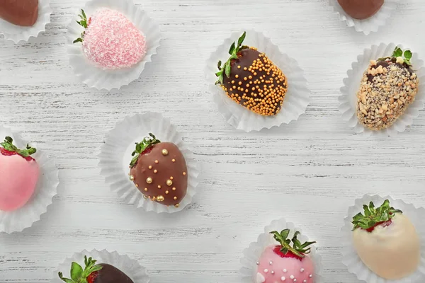 Schokolade eingetaucht und glasierte Erdbeeren — Stockfoto