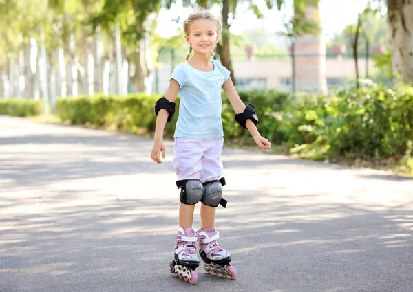 Cute girl rollerskating in park — Stock Photo, Image