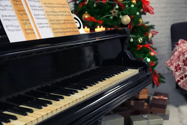 Belo piano no quarto. Conceito de música natalina — Fotografia de Stock