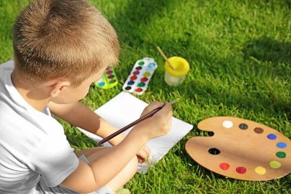 Little boy painting picture — Stock Photo, Image