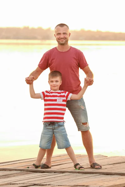 Anak manis dengan ayah di dermaga — Stok Foto