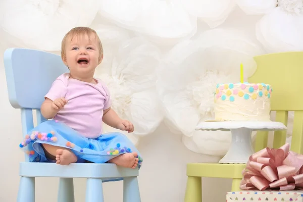 Niedliches Kleines Mädchen Mit Leckerem Kuchen Sitzt Auf Stuhl Zimmer — Stockfoto