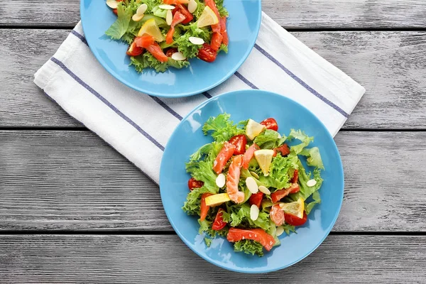 Assiettes avec délicieuse salade de saumon — Photo