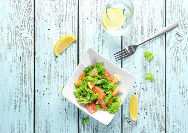 Teller mit köstlichem Salat mit Lachs — Stockfoto