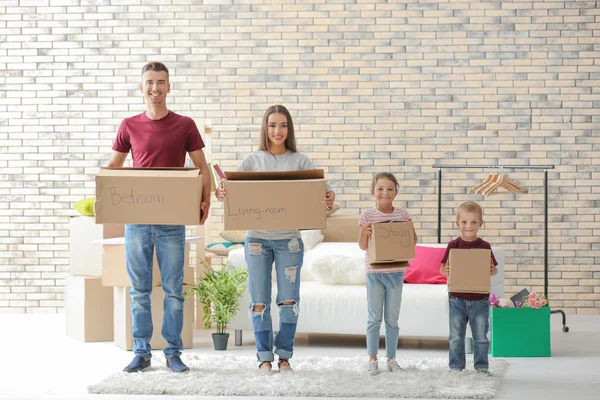 Familia con cajas de cartón de pie en fila en casa — Foto de Stock