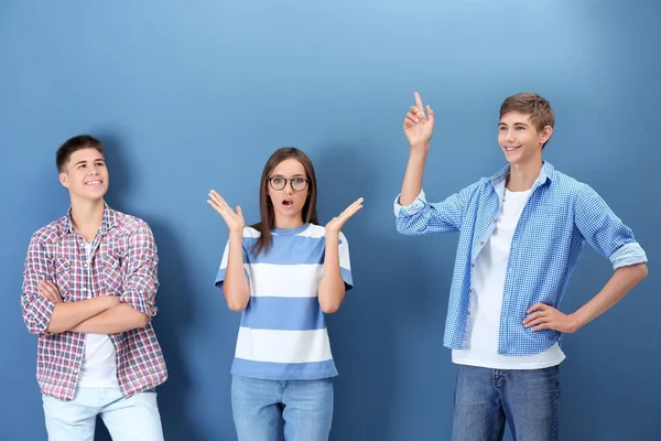 Tonåringar i casual kläder på färgbakgrund — Stockfoto