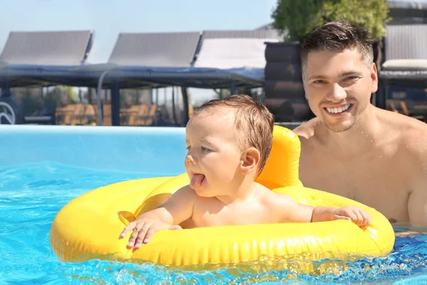 Gyermek medence leckét. Aranyos kisfiú megtanulni úszni a medence Atya — Stock Fotó