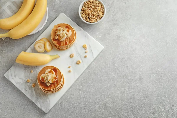 Composición con deliciosos panqueques de plátano — Foto de Stock