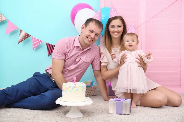 Giovane famiglia che celebra il primo compleanno della bambina a casa — Foto Stock