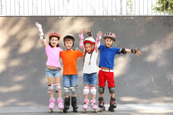 Słodkie dzieci na rolki w skate parku — Zdjęcie stockowe