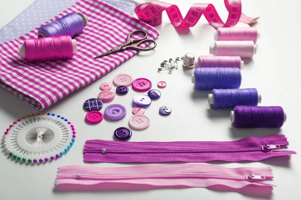 Composizione con fili e accessori per cucire — Foto Stock