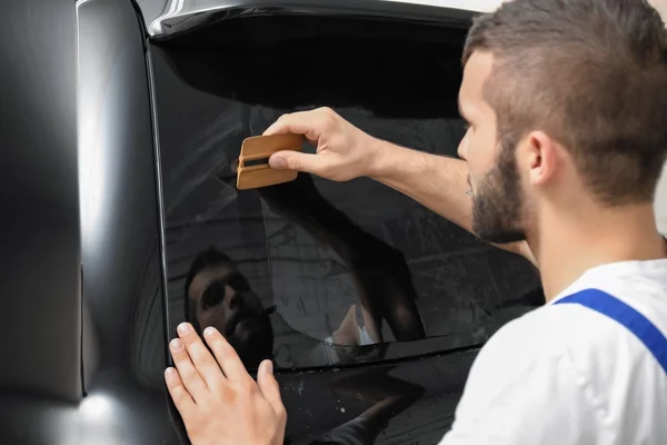 Munkavállalók autó ablak boltban színezőpaszták — Stock Fotó
