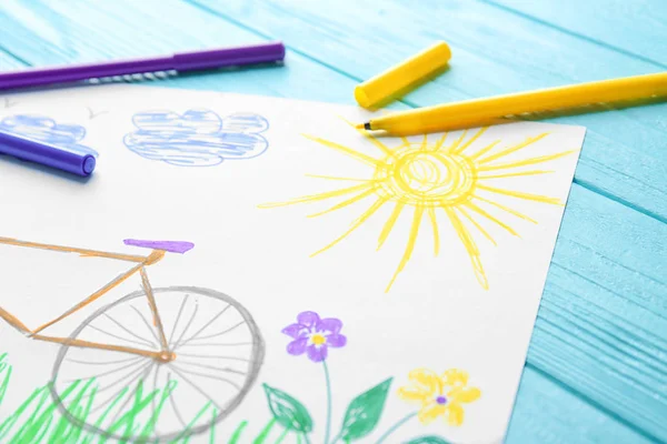 Dibujo infantil de la bicicleta en la mesa, primer plano —  Fotos de Stock