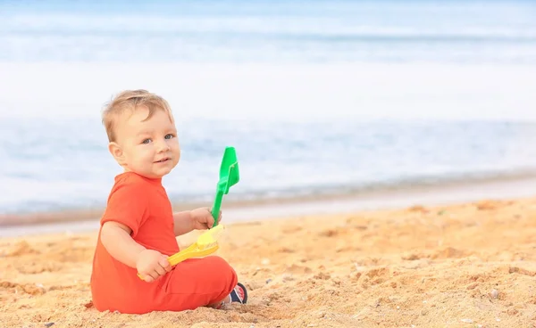Roztomilý chlapeček, hraní s hračkami na pláži — Stock fotografie