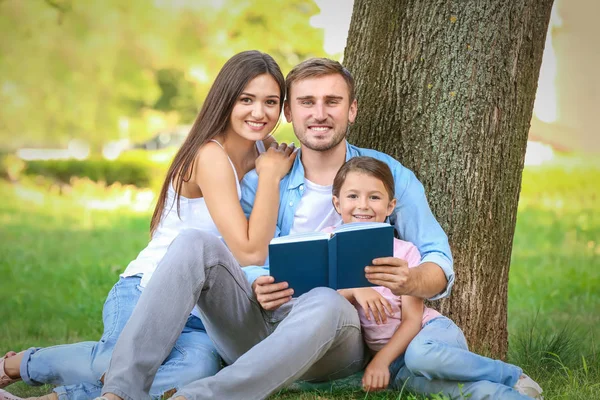 Heureux livre de lecture de famille dans le parc — Photo